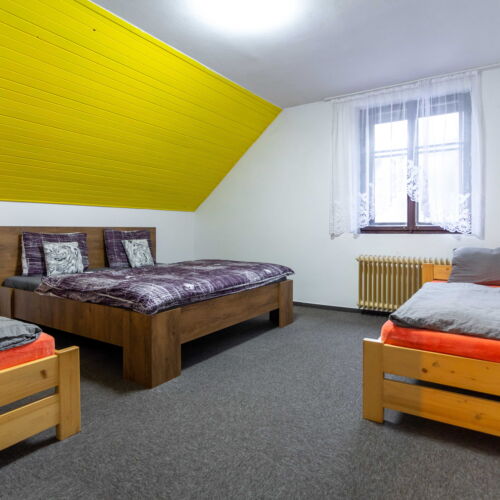 Pokoj se sprchou s vlastní malou kuchyňkou pro 5 os. (s možností přistýlky)