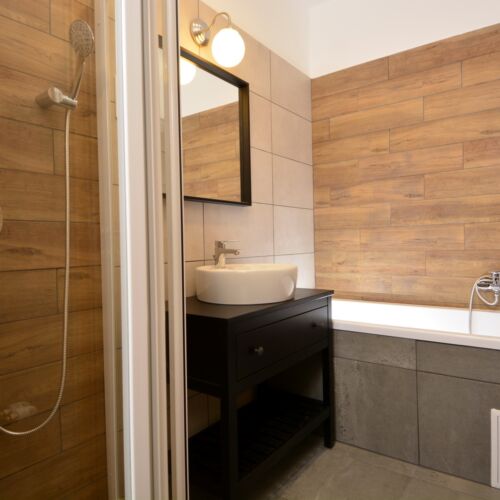 Camera cvadrupla la etaj cu cadă