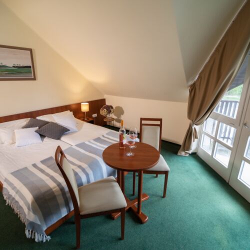 Camera twin cu balcon cu aer conditionat