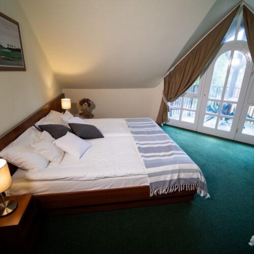 Camera tripla cu balcon cu aer conditionat