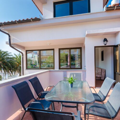 Apartament cu aer condiționat cu vedere spre mare cu 3 camere pentru 7 pers.