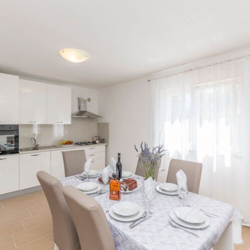 Apartament la parter cu aer condiționat cu 4 camere pentru 8 pers.