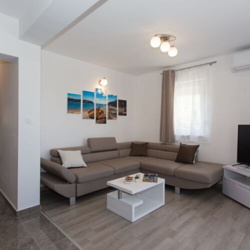 Sea View Air Conditioned Holiday Home for 10 Persons