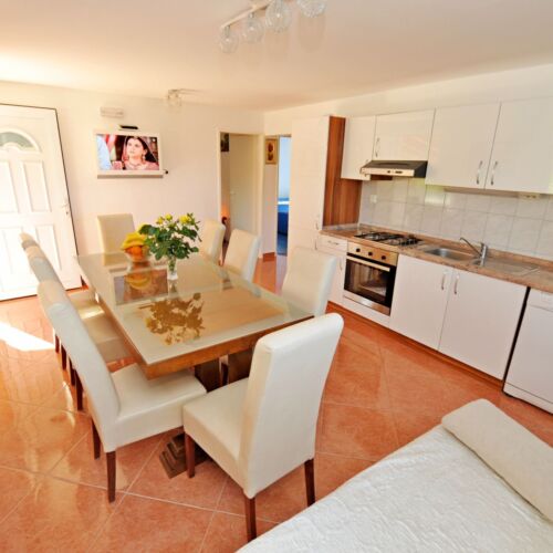 Casă de vacanță cu aer condiționat pentru 8 pers. (se inchirieaza doar integral)