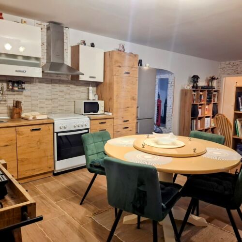 Apartament la parter cu aer condiționat cu 2 camere pentru 4 pers.