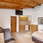 Apartament la parter cu aer conditionat cu 1 camera pentru 3 pers.