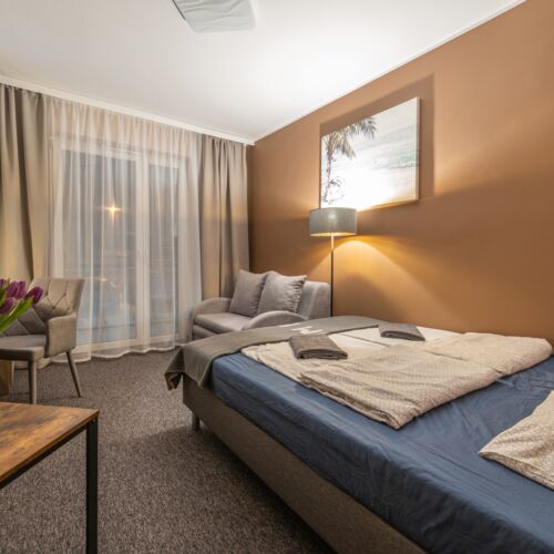 Camera tripla la parter cu balcon