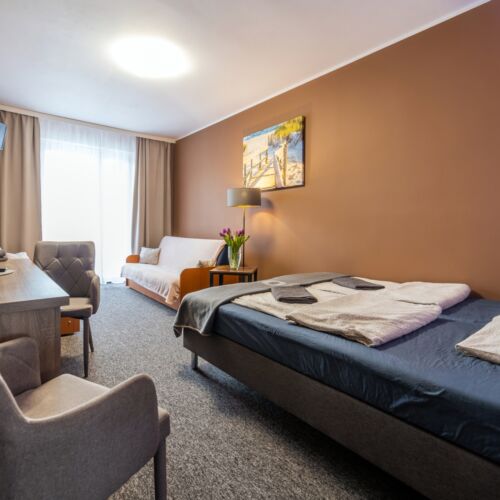 Camera cvadrupla la etaj cu balcon