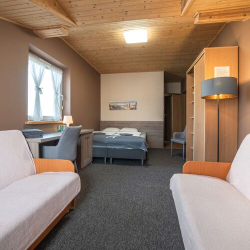 Camera cvadrupla la etaj