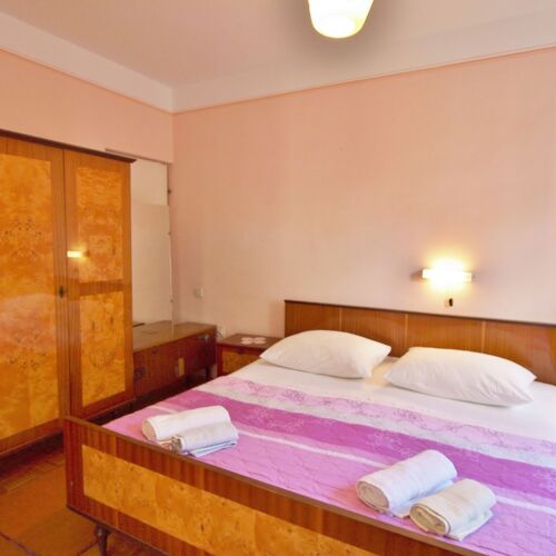 Apartament la parter cu vedere spre grădină cu 1 camera pentru 2 pers.