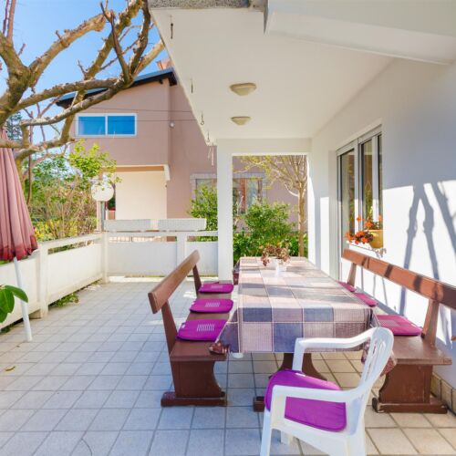 Apartament la parter cu aer condiționat cu 3 camere pentru 7 pers.