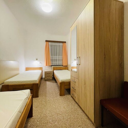 Pokoj se sprchou  pro 3 os.