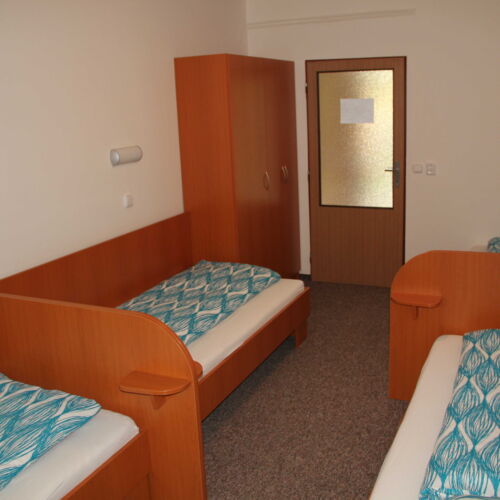 Pokoj se sprchou se společnou kuchyňkou pro 4 os.