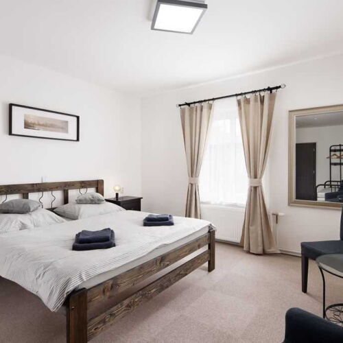 Dreibettzimmer mit Dusche