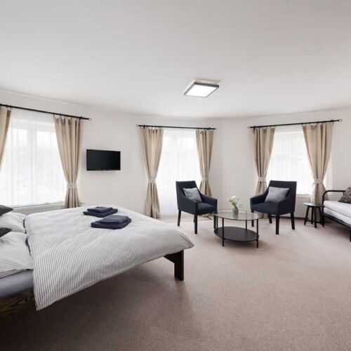 Vierbettzimmer mit Dusche und Balkon