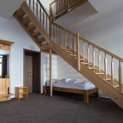Camera la mansardă cu duș pentru 11 pers.