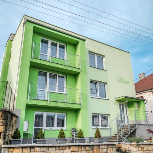 Apartman s privátní koupelnou mimo apartmán s vlastní kuchyňkou pro 6 os. se 2 ložnicemi