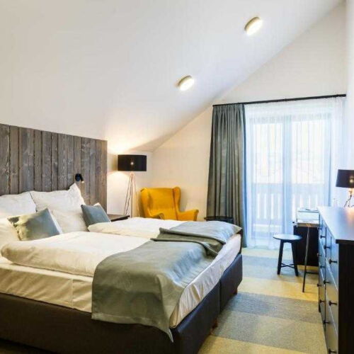 Dvoulůžkový pokoj s manželskou postelí a balkonem