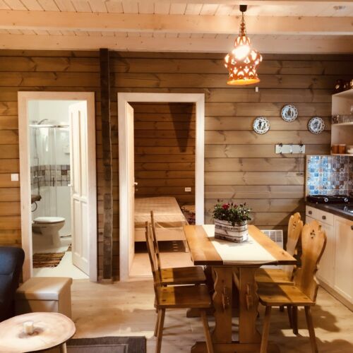 Cabană familial(ă) pentru 6 pers. (se inchirieaza doar integral) (se poate solicita pat suplimentar)