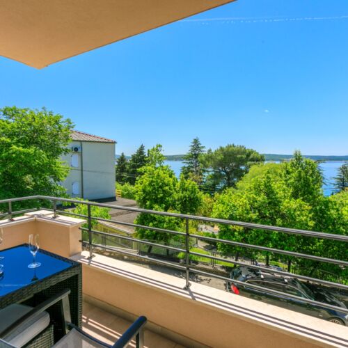 Pogled na more Na katu apartman za 4 osoba(e) sa 2 spavaće(om) sobe(om)