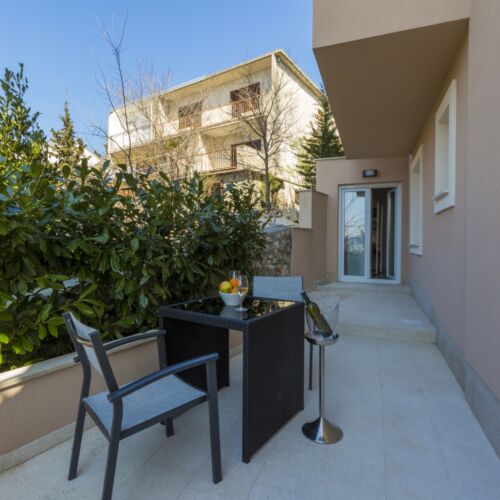 Pogled na vrt U prizemlju apartman za 2 osoba(e) sa 1 spavaće(om) sobe(om)