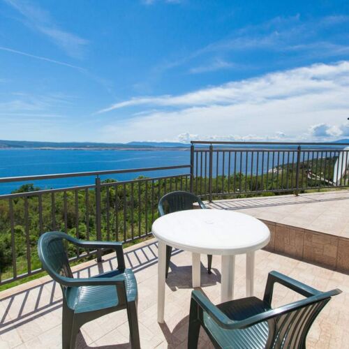 Sea View Upstairs 3-Room Apartment for 6 Persons