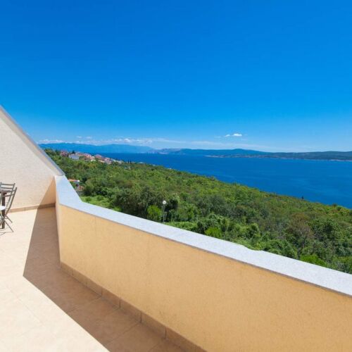 Sea View Upstairs 3-Room Apartment for 6 Persons