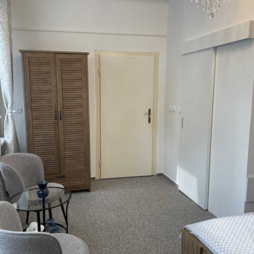 Pokoj s manželskou postelí