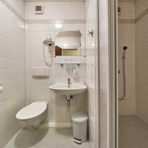 Camera cvadrupla cu duș