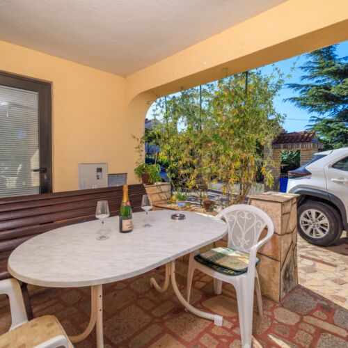 Yard View Ground Floor 2-Room Apartment for 5 Persons