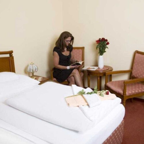 Pokoj s manželskou postelí