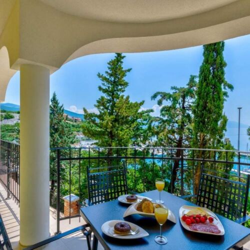 Na katu Pogled na more apartman za 6 osoba(e) sa 3 spavaće(om) sobe(om)