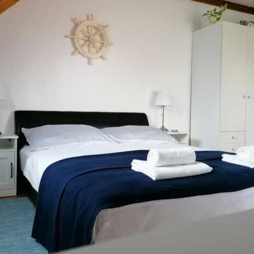 Apartament standard la mansardă cu 2 camere pentru 4 pers.