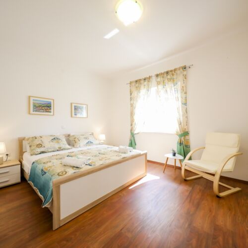 Casa de vacanță la parter cu vedere spre curte pentru 8 pers. (se inchirieaza doar integral)