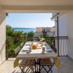 Apartman pro 5 os. se 3 ložnicemi s výhledem na moře na poschodí