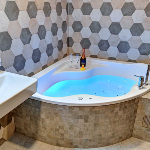 Dvoulůžkový pokoj RELAX s rohovou vířivkou