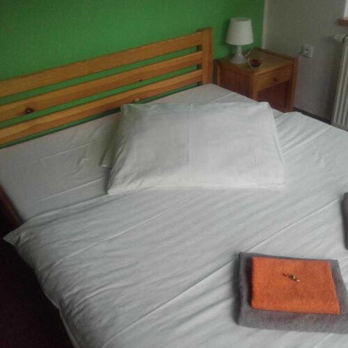 Pokoj se sprchou s manželskou postelí na poschodí