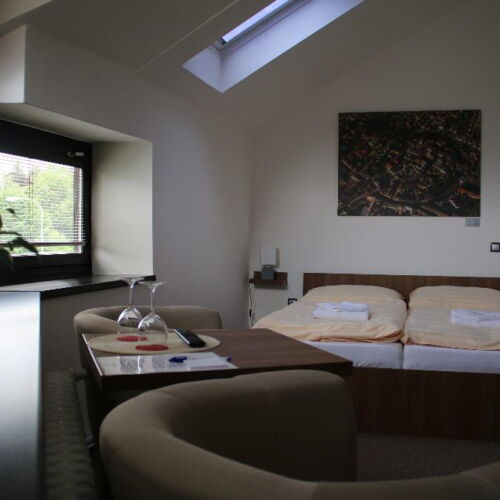 Pokoj s manželskou postelí