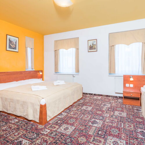 Camera tripla standard cu baie