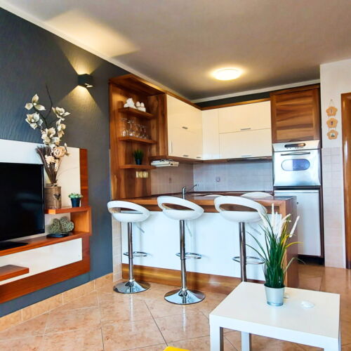 Whole House Family Holiday Home for 4 Persons (extra beds available)