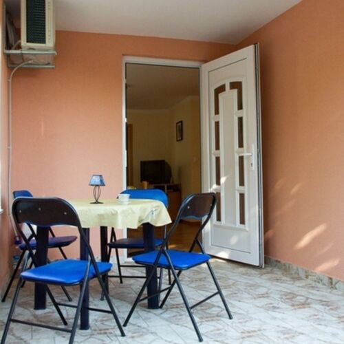 Apartament cu aer condiționat cu terasă cu 3 camere pentru 6 pers.