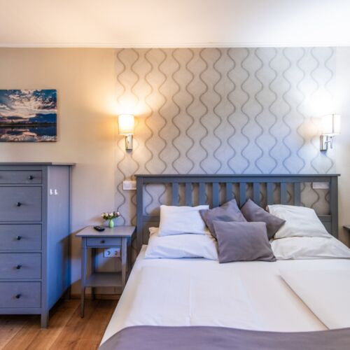 Apartament la parter cu vedere spre curte pentru 4 pers. (se inchirieaza doar integral) (se poate solicita pat suplimentar)