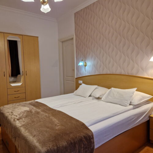 Apartament cu balcon cu vedere spre curte cu 1 camera pentru 2 pers.