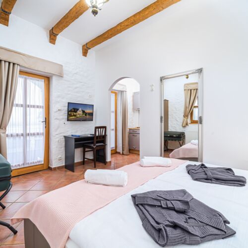 Camera dubla la parter cu bucatarie proprie