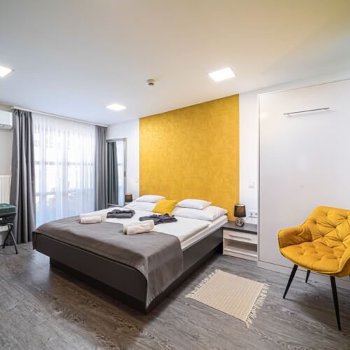 Camera tripla la parter cu terasa