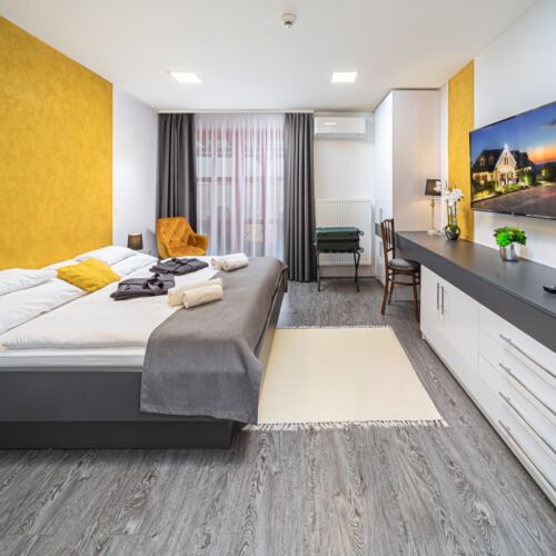 Camera tripla la parter cu chicineta proprie