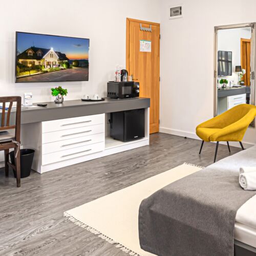 Camera tripla la parter cu terasa