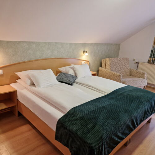 Camera twin mansardă cu balcon