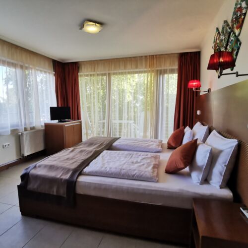 Suita s manželskou postelí s 1 ložnicí na straně bazénu na poschodí