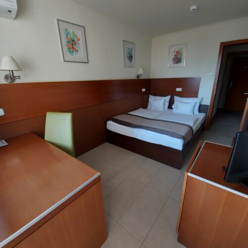 Pokoj s balkónem s manželskou postelí na poschodí